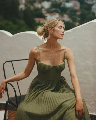 Olivia | Moderne Eleganz mit freiem Rücken