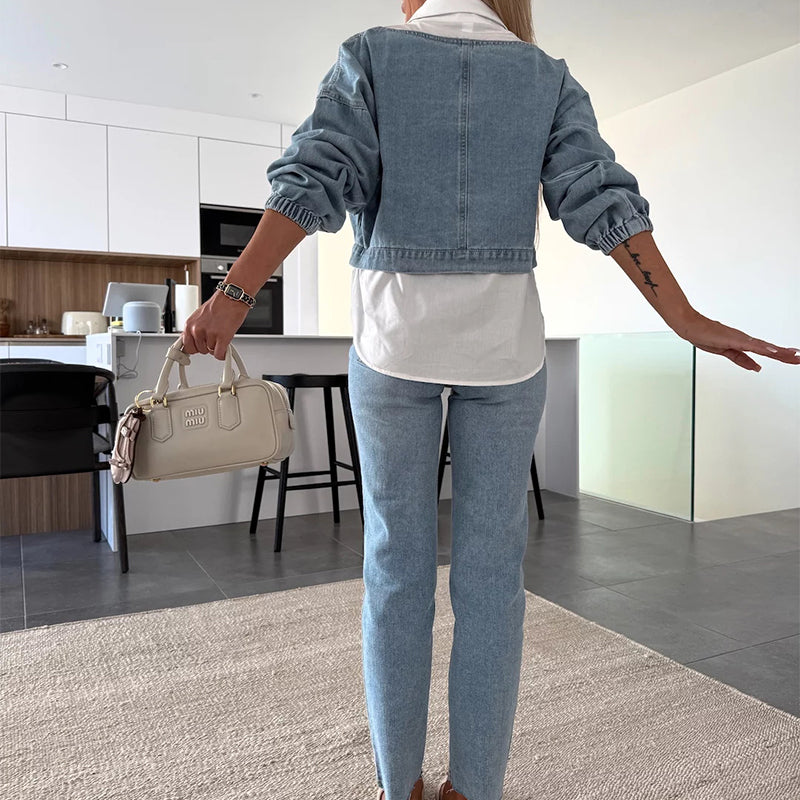 Avantgardistischer Denim: Das Outfit aus mehreren Teilen, das Trends setzt