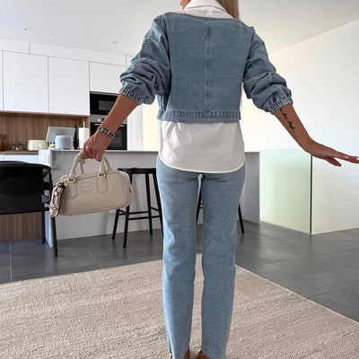Avantgardistischer Denim: Das Outfit aus mehreren Teilen, das Trends setzt